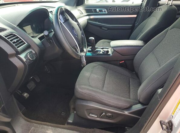 1FM5K8D89HGA96546 2017 FORD EXPLORER Серебряный Вид салона спереди
