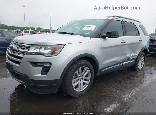 1FM5K8D8XJGA75405 2018 FORD EXPLORER Silver Vista tres cuartos delantera izquierda