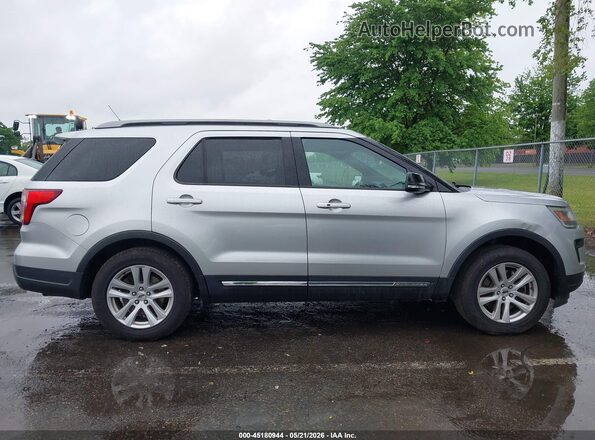 1FM5K8D8XJGA75405 2018 FORD EXPLORER Silver Vista interior trasera