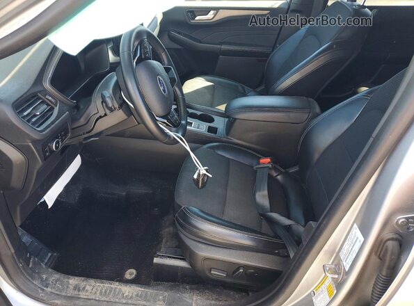 1FMCU0E17PUB35638 2023 FORD ESCAPE Silver Widok wnętrza z przodu