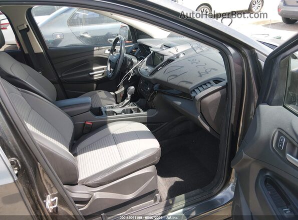 1FMCU0GD1HUC31516 2017 FORD ESCAPE Gray Widok wnętrza z przodu