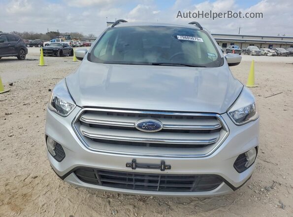 1FMCU0GD2JUC32566 2018 FORD ESCAPE Серебряный Вид спереди