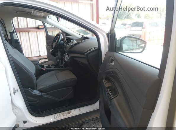 1FMCU0GD3HUC98229 2017 FORD ESCAPE White Вид салону спереду