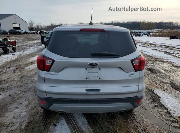 1FMCU0GD3KUB51867 2019 FORD ESCAPE Серебряный Вид сзади