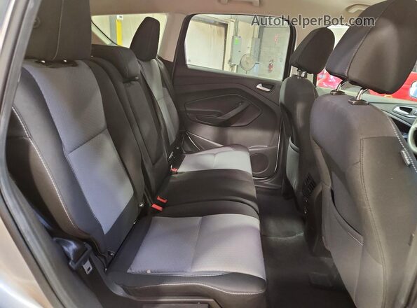 1FMCU0GD6HUC48814 2017 FORD ESCAPE Silver Widok wnętrza z tyłu