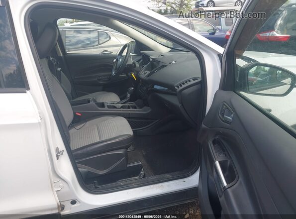 1FMCU0GD6JUD42262 2018 FORD ESCAPE White Front interior view