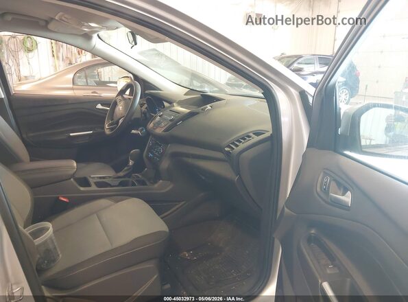 1FMCU0GD7HUB90986 2017 FORD ESCAPE Серебряный Вид салона спереди