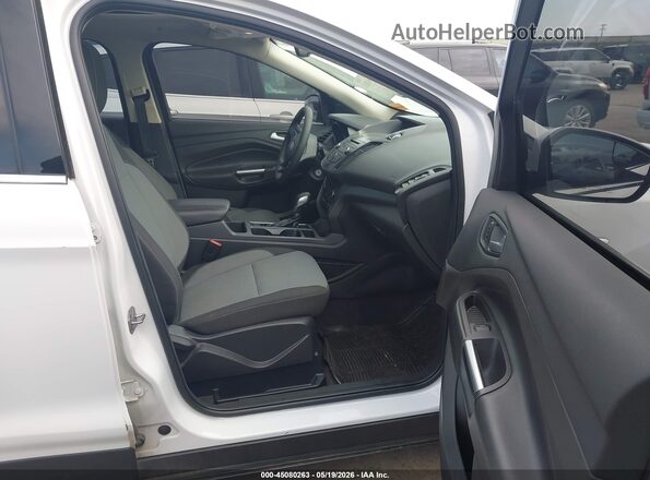 1FMCU0GD9JUB61771 2018 FORD ESCAPE White Widok wnętrza z przodu