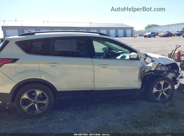 1FMCU0HD6JUC47019 2018 FORD ESCAPE White Вид задньої частини салону