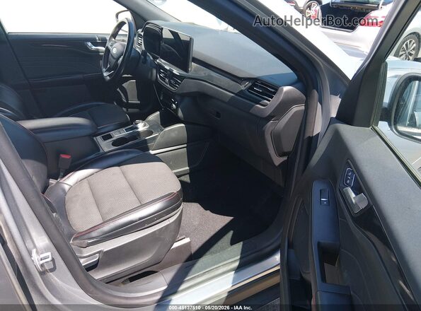 1FMCU0MN2PUA53918 2023 FORD ESCAPE Серебряный Вид салона спереди