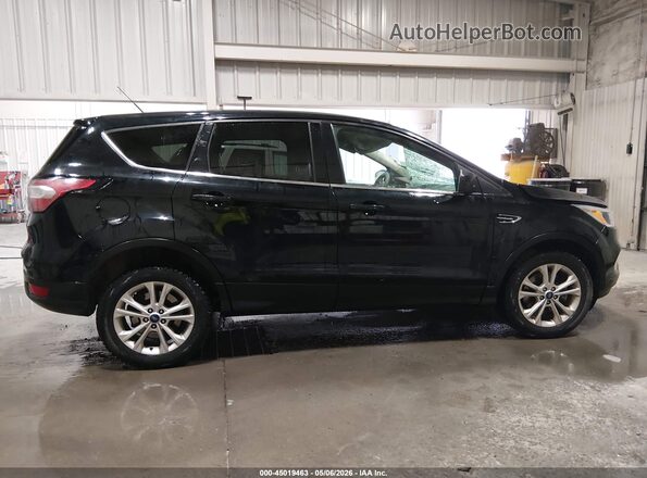 1FMCU9G96HUD43387 2017 FORD ESCAPE Черный Вид задней части салона