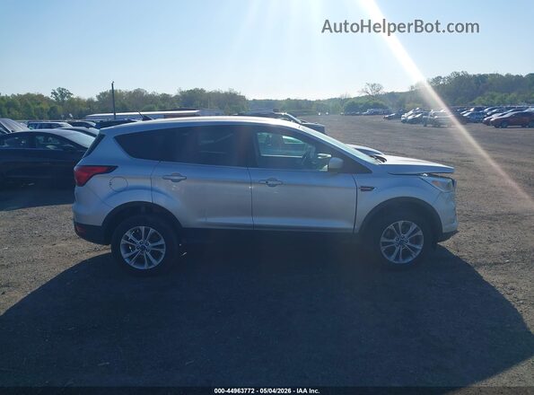 1FMCU9GD3KUB18467 2019 FORD ESCAPE Серебряный Вид задней части салона
