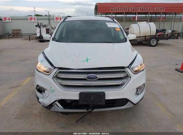 1FMCU9GD8JUC12746 2018 FORD ESCAPE Белый Вид щитка приборов