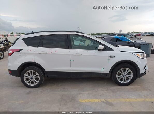1FMCU9GD8JUC12746 2018 FORD ESCAPE Белый Вид задней части салона