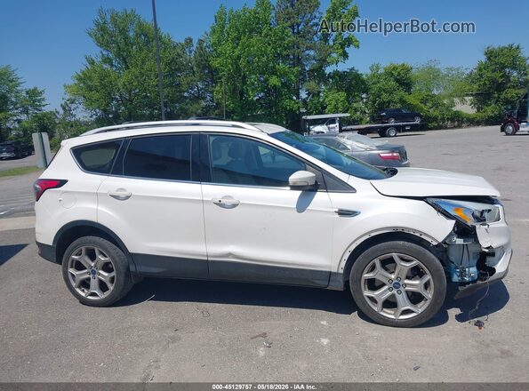 1FMCU9J94HUB85074 2017 FORD ESCAPE Белый Вид задней части салона