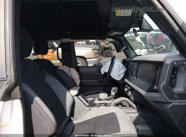 1FMDE5BHXPLB01473 2023 FORD BRONCO Белый Вид салона спереди