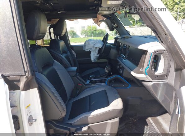 1FMEE5DH8PLB07029 2023 FORD BRONCO Белый Вид салона спереди