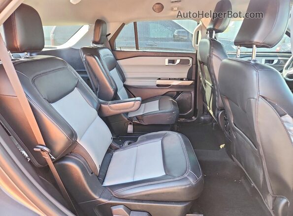 1FMSK8DH1NGC19948 2022 FORD EXPLORER Gray Vista interior trasera