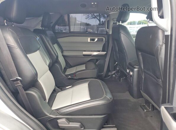 1FMSK8DHXNGA21014 2022 FORD EXPLORER Silver Widok wnętrza z tyłu