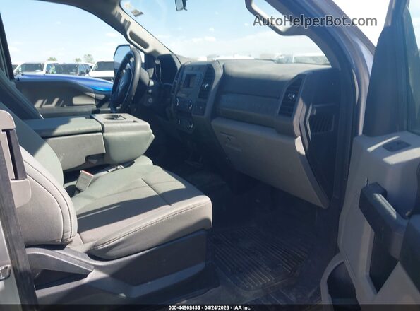 1FT7X2B67JEC22160 2018 FORD F-250 Серебряный Вид салона спереди