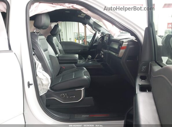 1FTFW1RG4NFC44401 2022 FORD F150 White Вид салону спереду