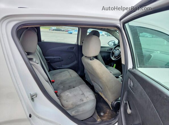 1G1JA6SH2G4170640 2016 CHEVROLET SONIC White Vista de los asientos traseros