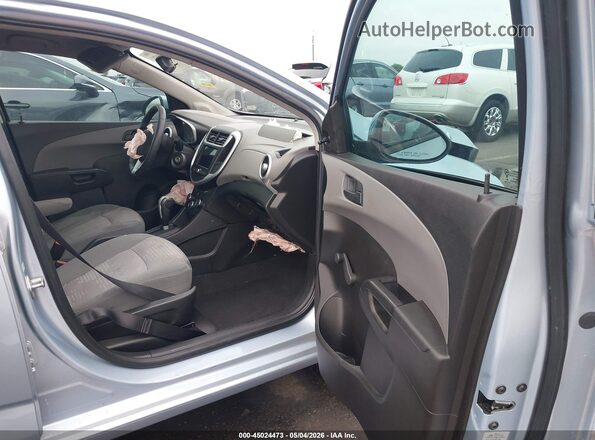1G1JB5SH3J4103527 2018 CHEVROLET SONIC Silver Front interior view