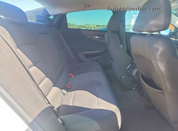 1G1ZD5ST2JF151283 2018 CHEVROLET MALIBU White Widok tylnych siedzeń
