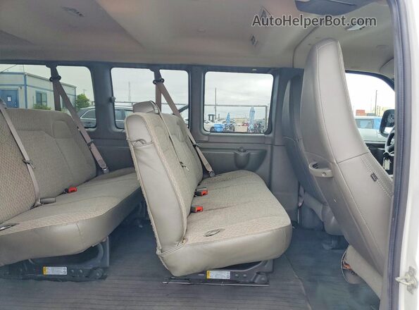 1GAZGNFP3P1234182 2023 CHEVROLET EXPRESS White Widok wnętrza z tyłu