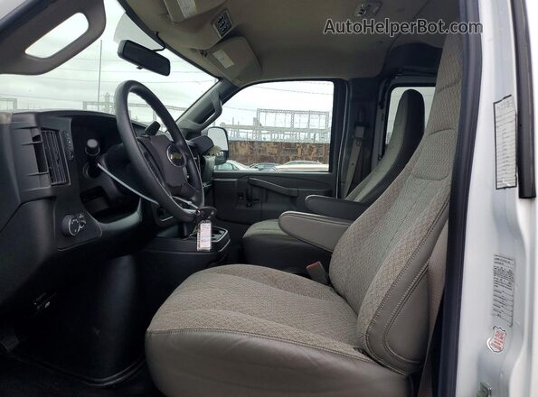 1GAZGNFP3P1234182 2023 CHEVROLET EXPRESS White Widok wnętrza z przodu