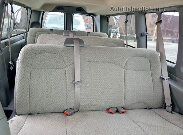 1GAZGNFP3P1234182 2023 CHEVROLET EXPRESS White Widok tylnych siedzeń