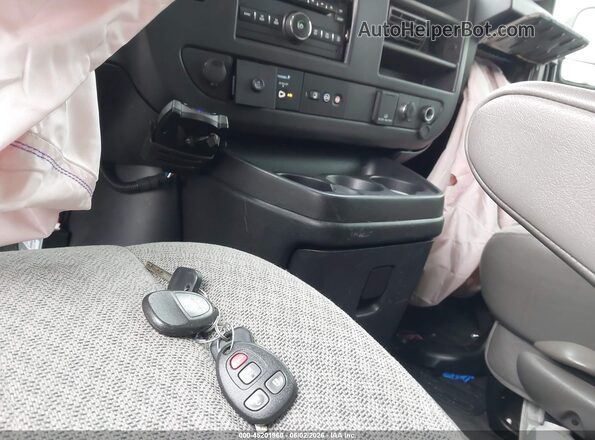 1GAZGPFG2H1172982 2017 CHEVROLET EXPRESS White წინა პანელის ხედი