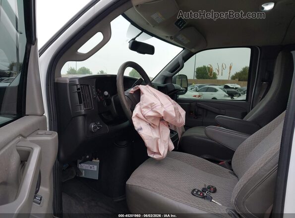 1GAZGPFG2H1172982 2017 CHEVROLET EXPRESS White წინა სალონის ხედი