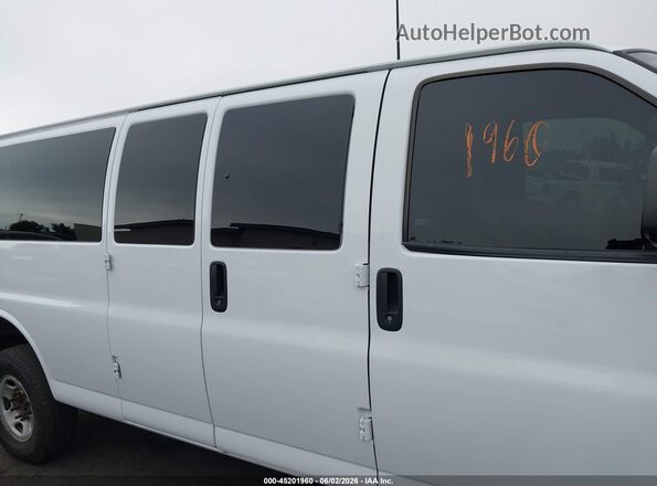 1GAZGPFG2H1172982 2017 CHEVROLET EXPRESS White სალონის 360-გრადუსიანი ხედი