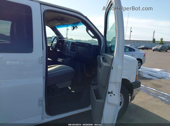 1GAZGPFG6J1260701 2018 CHEVROLET EXPRESS White Widok wnętrza z przodu