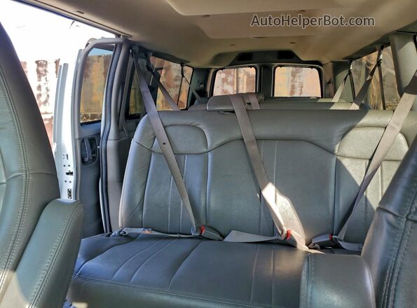 1GAZGPFP4R1202176 2024 CHEVROLET EXPRESS White Vista de los asientos traseros