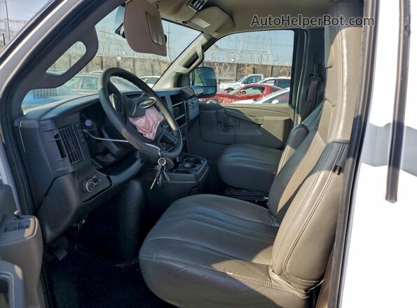 1GAZGPFP4R1202176 2024 CHEVROLET EXPRESS White Vista interior delantera