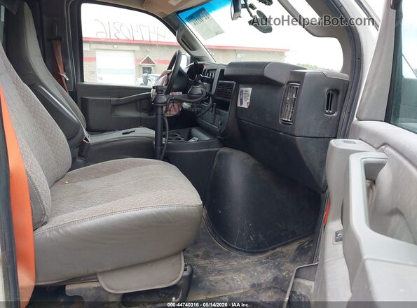 1GCWGAF15K1255090 2019 CHEVROLET EXPRESS Белый Вид салона спереди