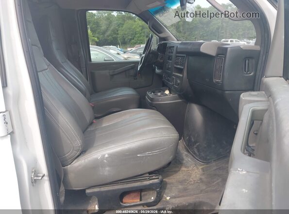 1GCWGAFPXJ1332460 2018 CHEVROLET EXPRESS White Вид салону спереду