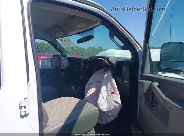 1GTW7AFF5H1915147 2017 GMC SAVANA 2500 White Widok wnętrza z przodu