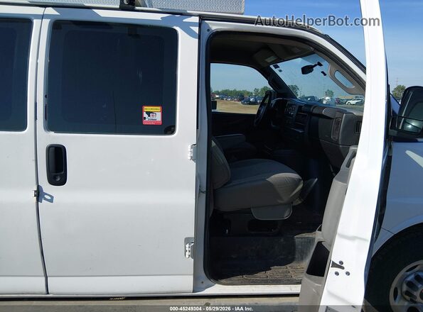 1GTW7AFF7H1908474 2017 GMC SAVANA 2500 White Front interior view