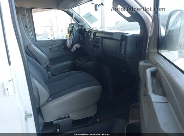 1GTW7AFG6J1902308 2018 GMC SAVANA 2500 White Vista interior delantera