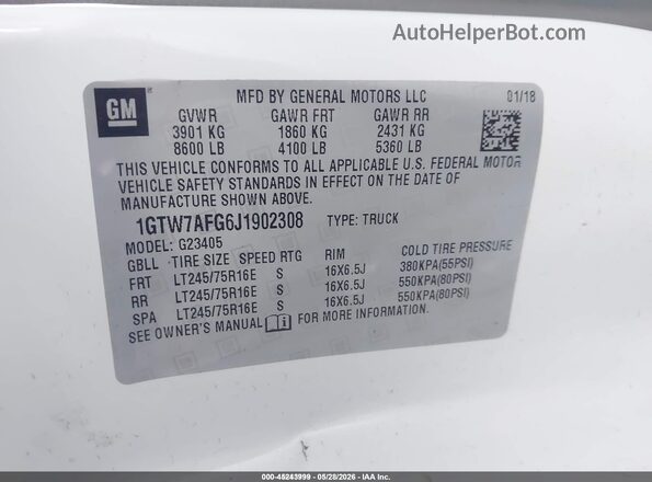 1GTW7AFG6J1902308 2018 GMC SAVANA 2500 White Vista del compartimento del motor