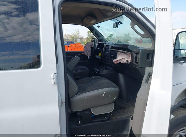 1GTW7AFP6N1175659 2022 GMC SAVANA CARGO White Vista interior delantera