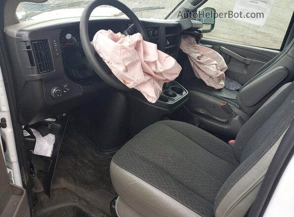 1GTW7AFP9S1218371 2025 GMC SAVANA Белый Вид панели приборов