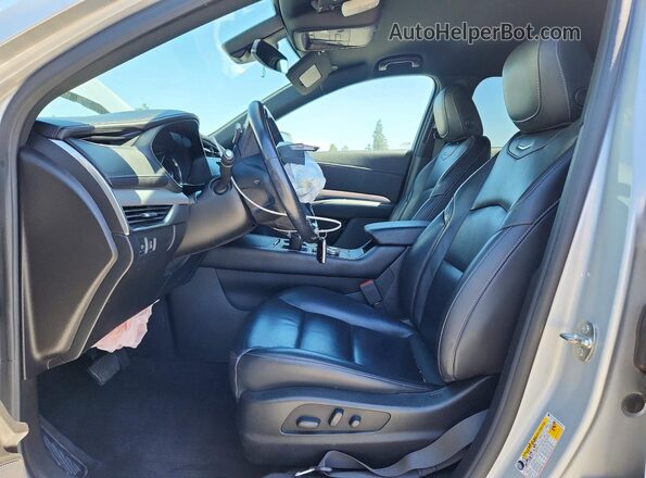1GYFZDR40MF005418 2021 CADILLAC XT4 Silver Front interior view
