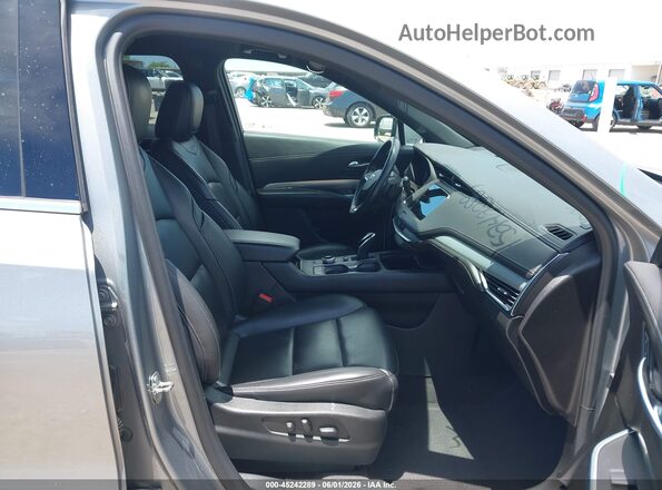 1GYFZDR46PF170197 2023 CADILLAC XT4 Серебряный Вид салона спереди