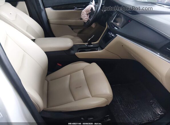 1GYKNARS0HZ215383 2017 CADILLAC XT5 White Widok wnętrza z przodu