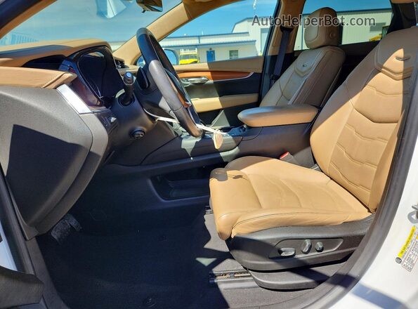 1GYKNFRS3HZ188936 2017 CADILLAC XT5 White Front interior view