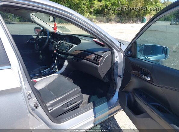1HGCR2F81HA069914 2017 HONDA ACCORD Silver Вид салону спереду